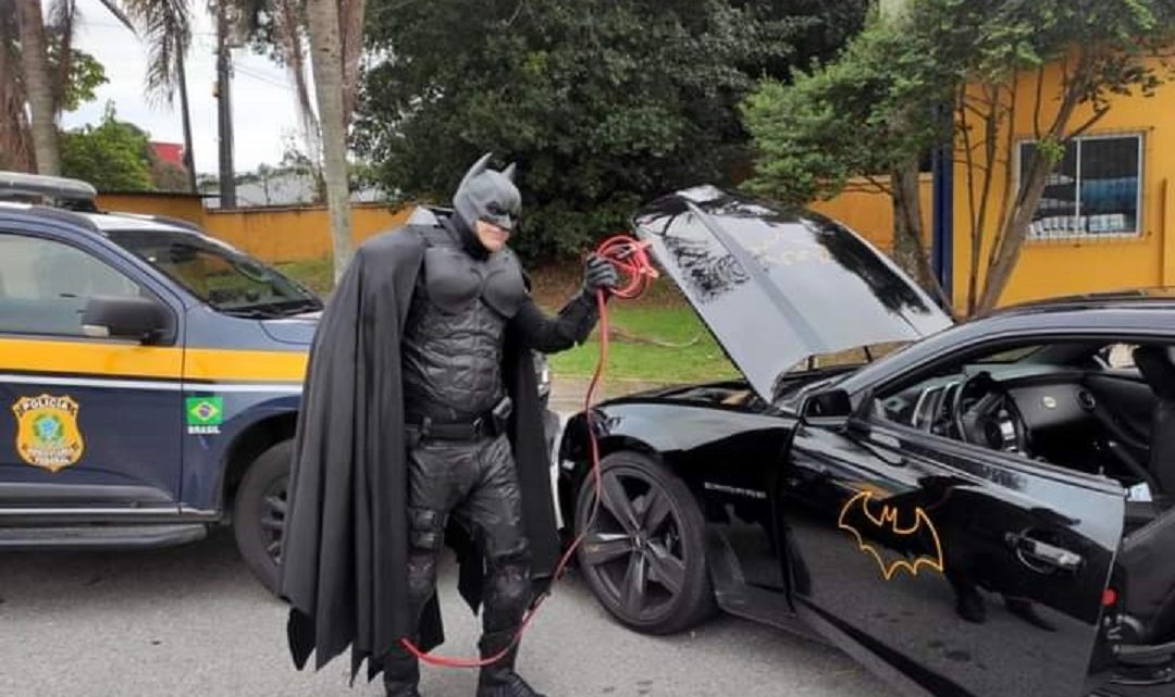 Carro de Batman fica sem bateria e herói pede socorro para a PRF de SC; entenda