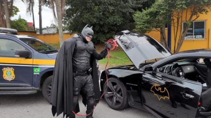 Carro de Batman fica sem bateria e herói pede socorro para a PRF de SC; entenda