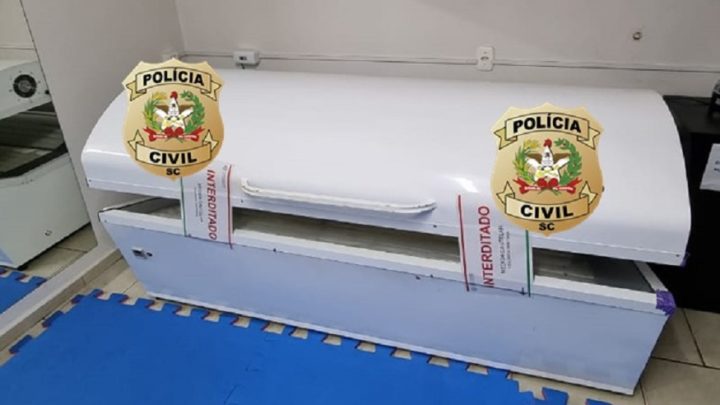 Clínica de estética clandestina que oferecia bronzeamento proibido é interditada em SC