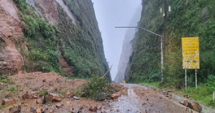 Confira quais rodovias estaduais de SC têm bloqueios em função da chuva