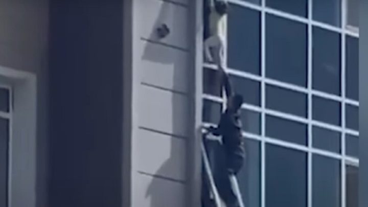 Vídeo: criança fica pendurada em janela do 38º andar e é salva por desconhecido