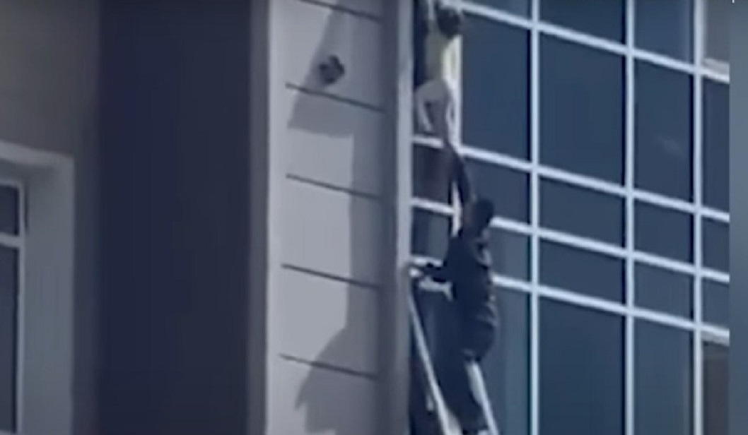 Vídeo: criança fica pendurada em janela do 38º andar e é salva por desconhecido