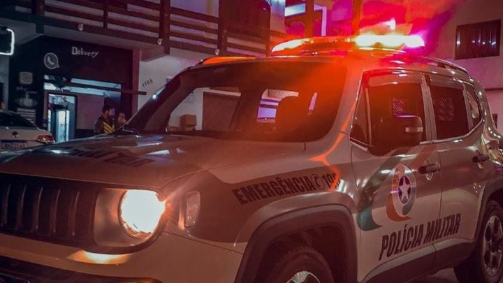 Homem tenta furtar celular em igreja e acaba detido por fiéis