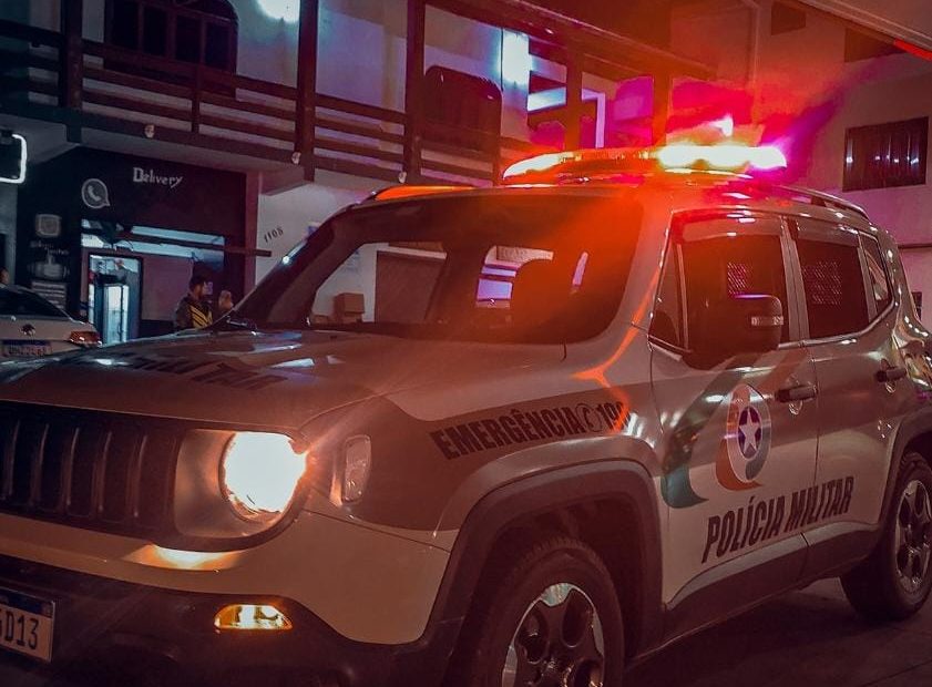 Homem tenta furtar celular em igreja e acaba detido por fiéis