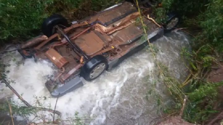 Dois homens morrem afogados dentro de carro que afundou em rio por causa da chuva em SC