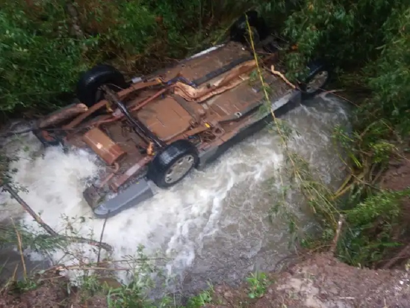 Dois homens morrem afogados dentro de carro que afundou em rio por causa da chuva em SC