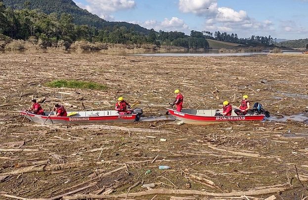 Imagens mostram mar de entulho em barragem após enchente em SC