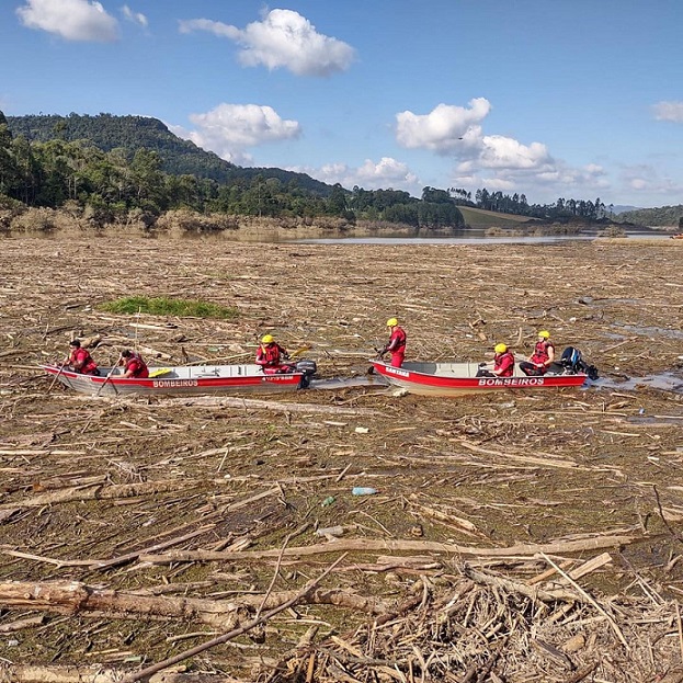 Imagens mostram mar de entulho em barragem após enchente em SC