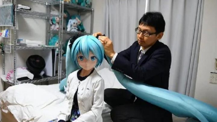 Japonês casado com holograma fica “viúvo” após esposa ser inativada