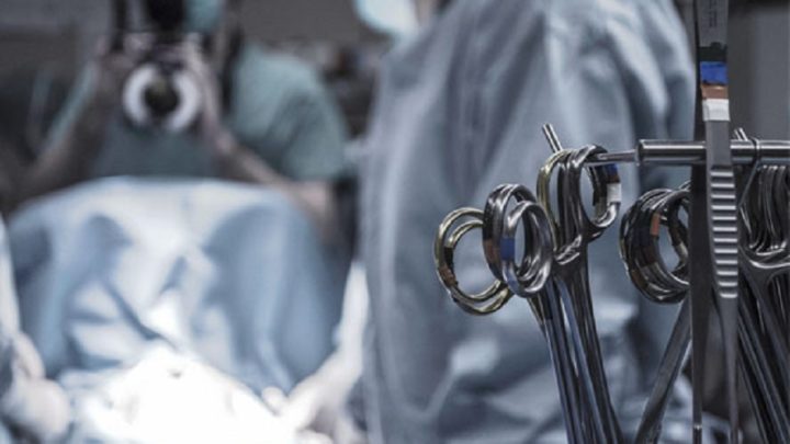 Médico é condenado por esquecer gaze em corpo de mulher após parto