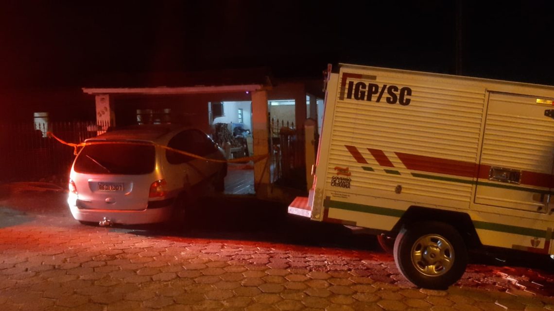 Mulher morre prensada em garagem após ser atropelada acidentalmente pela mãe em SC