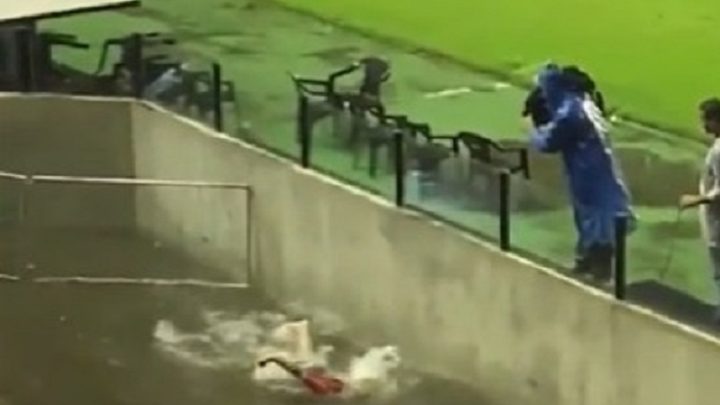 Torcedor “mergulha e nada” em área alagada de estádio de futebol