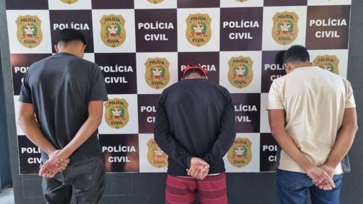 Três suspeitos de matar venezuelano em praça são presos no Meio-Oeste de SC