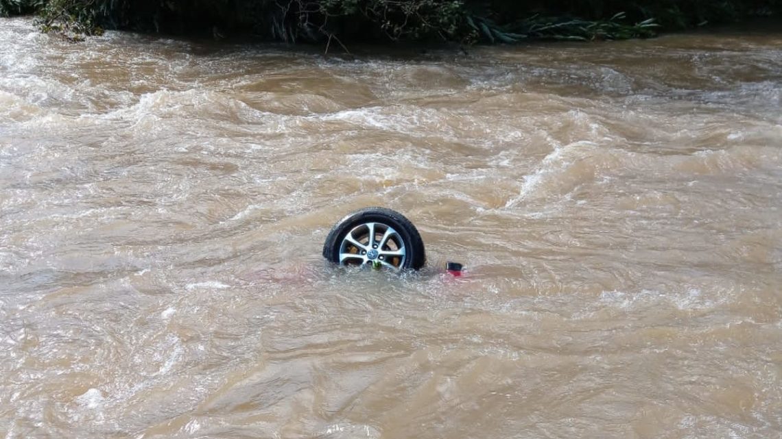 Vídeo: carro cai em ribanceira e afunda em rio no Vale do Itajaí