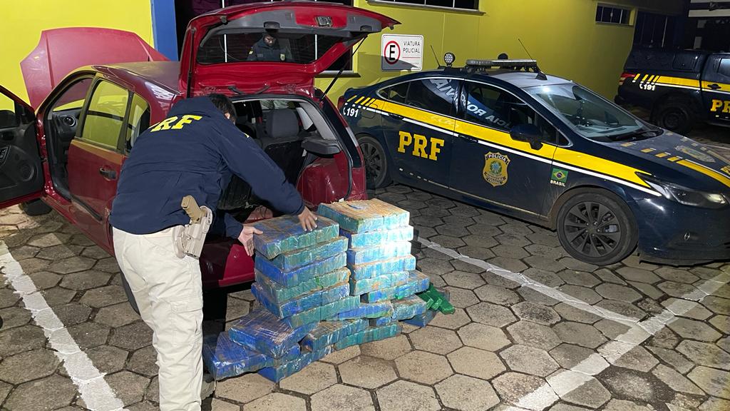 Vídeo: PRF apreende 207 quilos de maconha em Cordilheira Alta