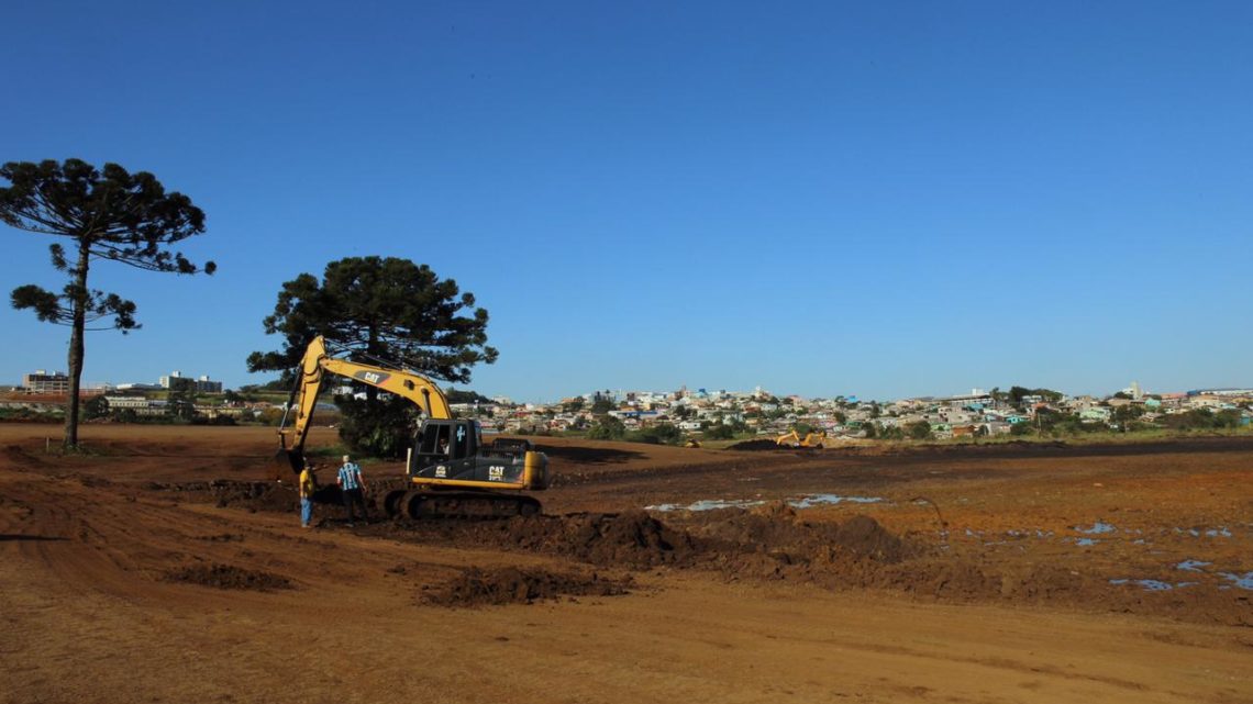 Cerca de 40 caminhões e máquinas trabalham na construção do lago do Eldorado