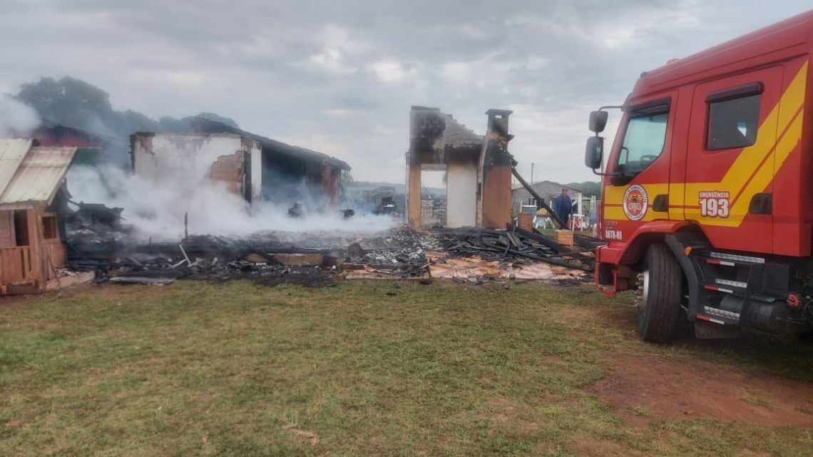 Incêndio atinge duas residências na Linha Simoneto em Chapecó