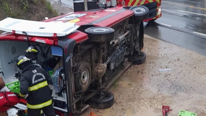 Quatro bombeiros ficam feridos após ambulância tombar em SC