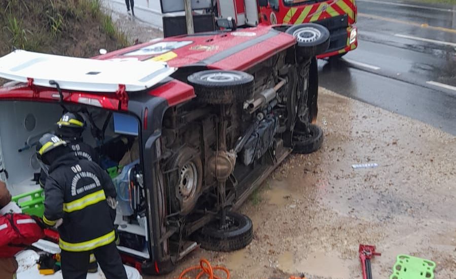 Quatro bombeiros ficam feridos após ambulância tombar em SC