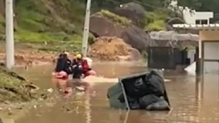 Vídeo: detentos são transferidos após penitenciária ser inundada em SC