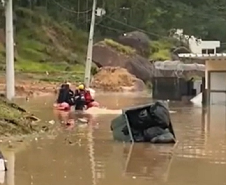 Vídeo: detentos são transferidos após penitenciária ser inundada em SC