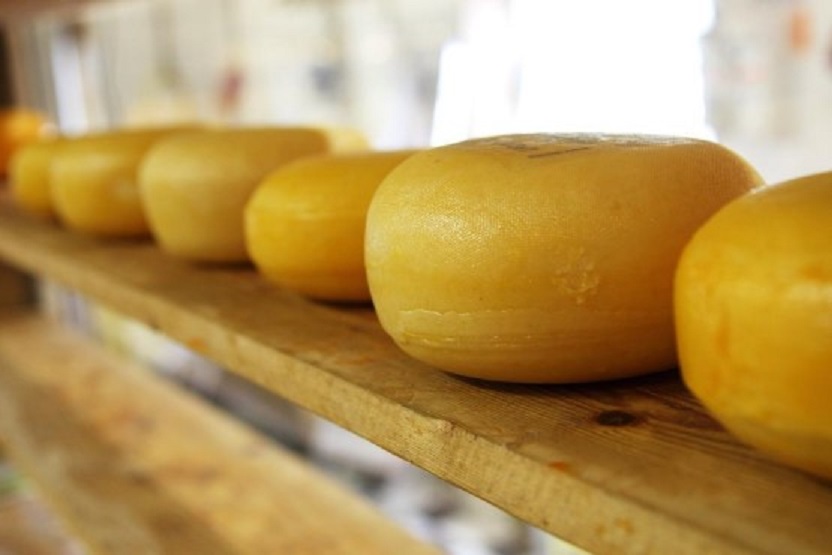 Pedaço de borracha dentro de queijo resulta em indenização de R$ 10 mil para idoso