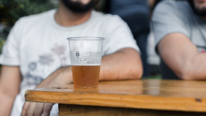 Cidade de SC quer proibir venda de bebidas alcoólicas para quem estiver bêbado; entenda