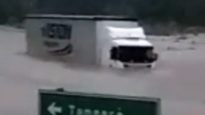 Vídeo: caminhão tenta atravessar trecho alagado e acaba ilhado no Meio-Oeste de SC