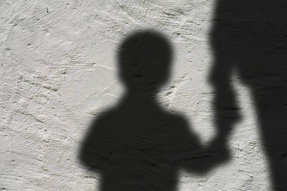 Criança de 7 anos pula janela para fugir de socos e golpes de vassoura da mãe em SC
