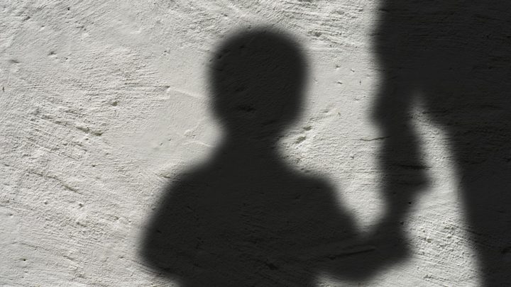 Justiça condena mulher por torturar sua própria filha em SC