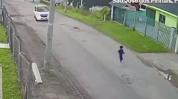 Vídeo mostra crianças de 3 anos fugindo de creche e correndo no meio da rua