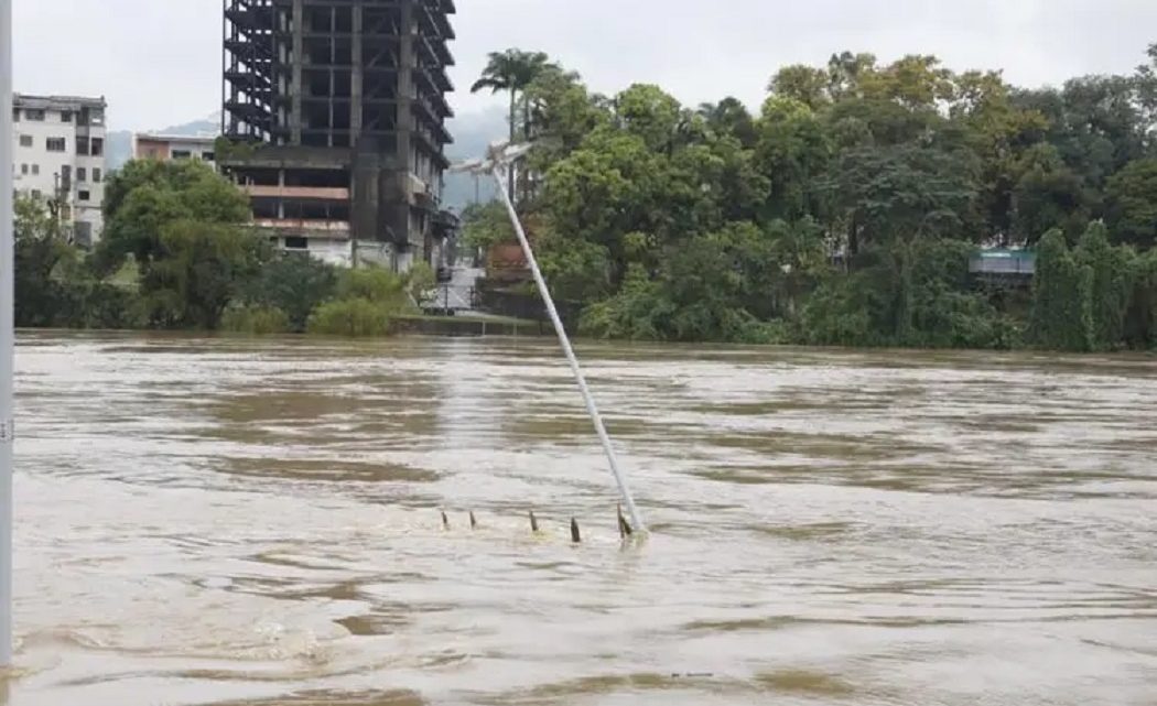 Blumenau confirma enchente e abre primeiro abrigo