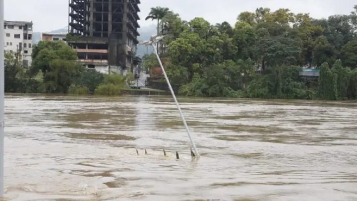 Blumenau confirma enchente e abre primeiro abrigo