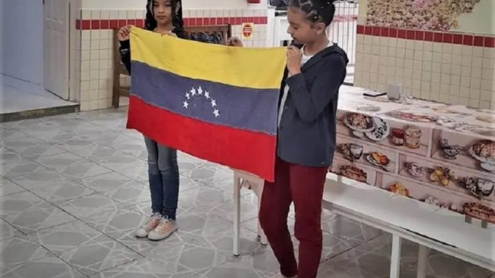 Escola de SC passa a cantar hino da Venezuela para acolher alunos imigrantes