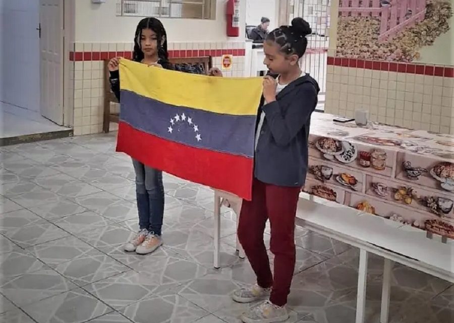 Escola de SC passa a cantar hino da Venezuela para acolher alunos imigrantes