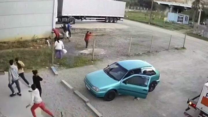 Vídeos: explosão de rochas na BR-101 causa pânico, atinge carros e fere ciclista em SC