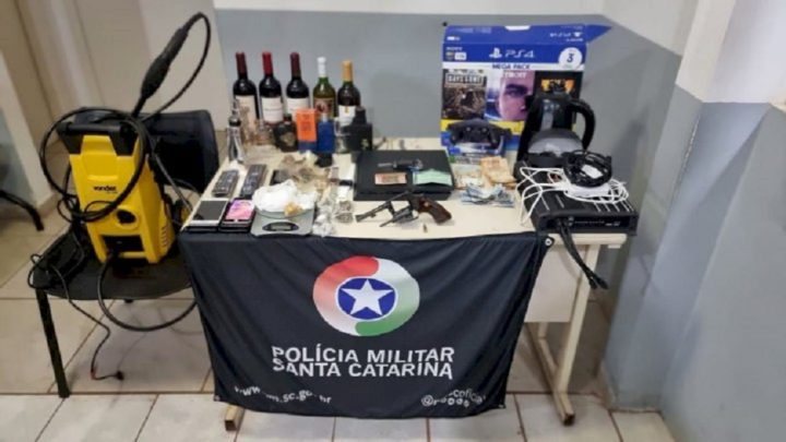 Casal é preso com vários objetos de roubo após denúncia em Chapecó