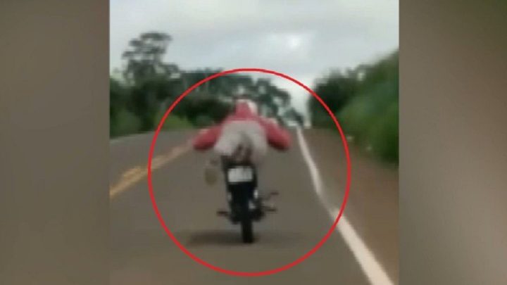 Vídeo: motociclista pilota na posição ‘superman’ e quase se envolve em acidente em Descanso