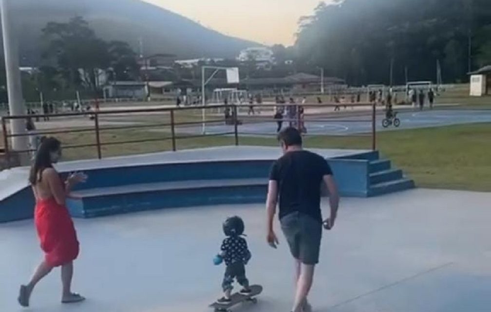 Vídeo: bebê de um ano surpreende ao andar sozinho de skate