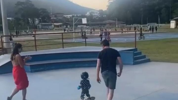 Vídeo: bebê de um ano surpreende ao andar sozinho de skate