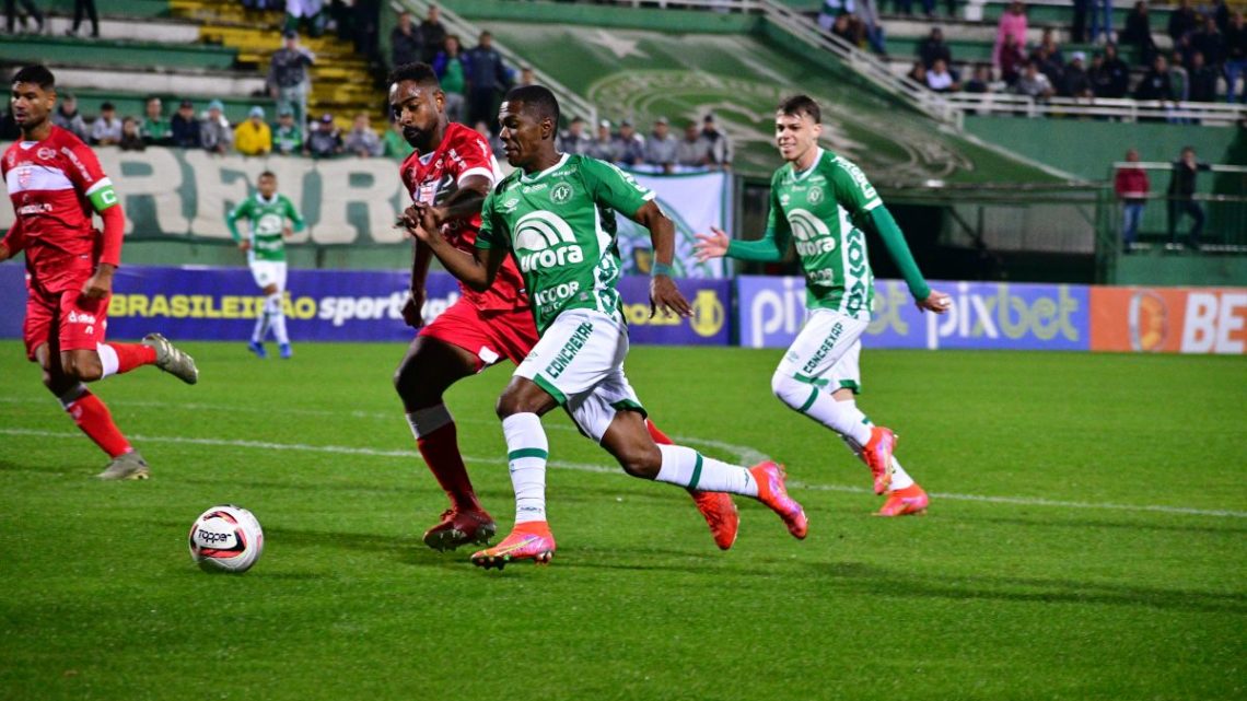 Chapecoense toma virada do CRB e segue sem vencer em casa