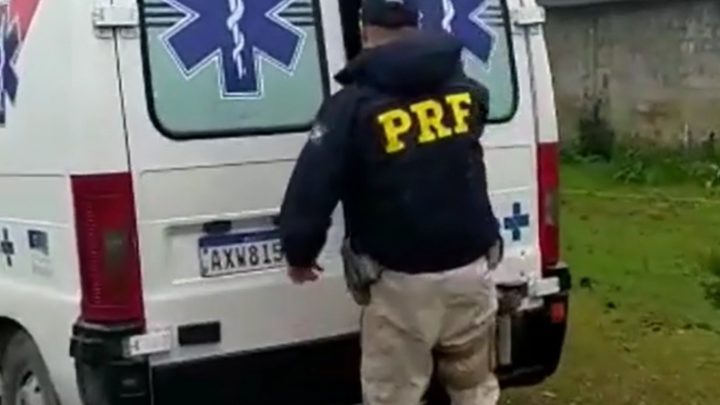 Falsa ambulância é apreendida pela PRF com cigarro contrabandeado