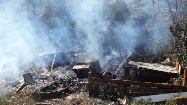 Homem deixa fogão a lenha aceso durante sono e incêndio destrói casa no Oeste de SC