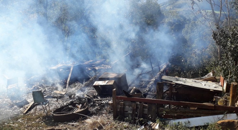 Homem deixa fogão a lenha aceso durante sono e incêndio destrói casa no Oeste de SC