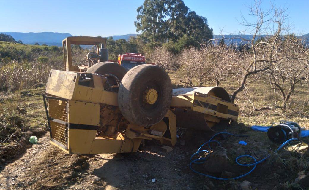 Homem fica preso em rolo compressor após tombamento em SC