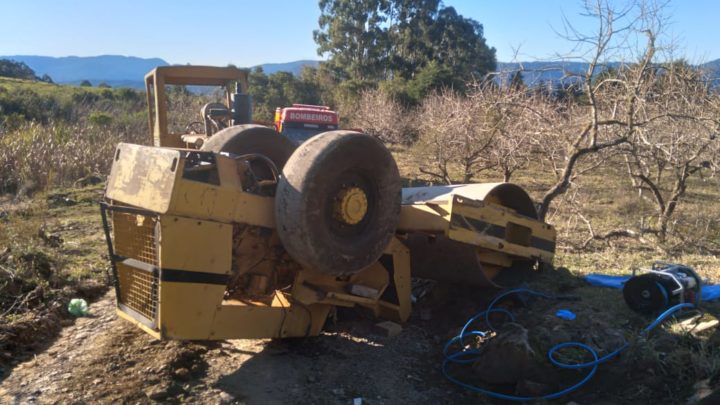 Homem fica preso em rolo compressor após tombamento em SC