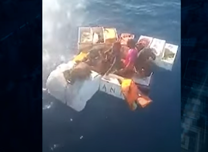 Vídeo: homens são resgatados após quatro dias boiando em isopor
