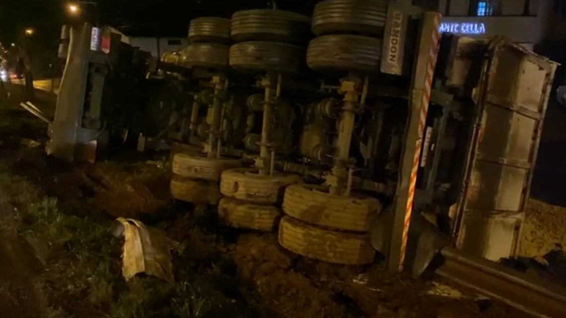 Vídeo mostra caminhão tombado após acidente na BR-480 em SC