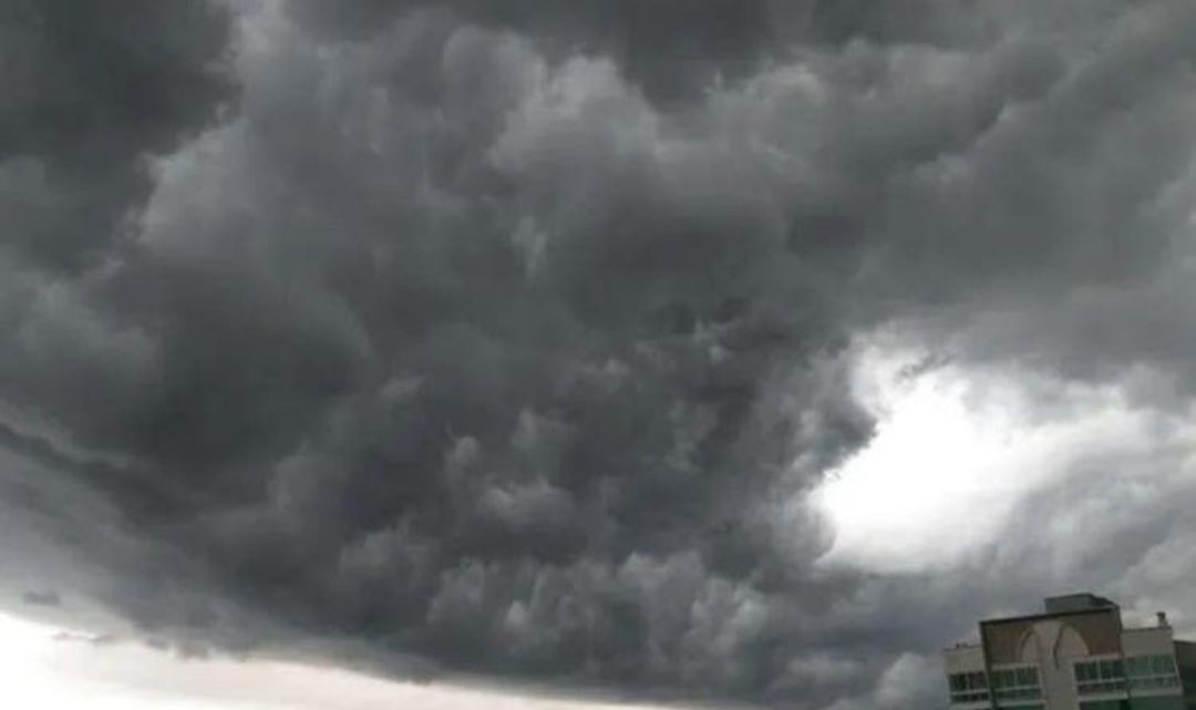 Chuva forte com raios, ventos e granizo deixa SC em alerta