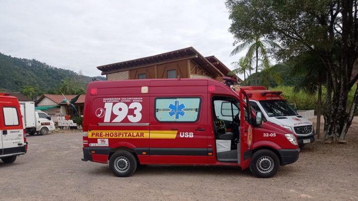 Criança fica gravemente ferida ao usar líquido inflamável para fazer pipoca